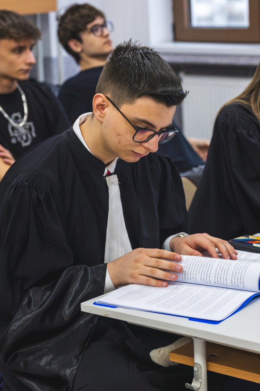 Imagine Educație prin activități practice – proces penal simulat realizat cu elevi de la Liceul Româno-Finlandez din București